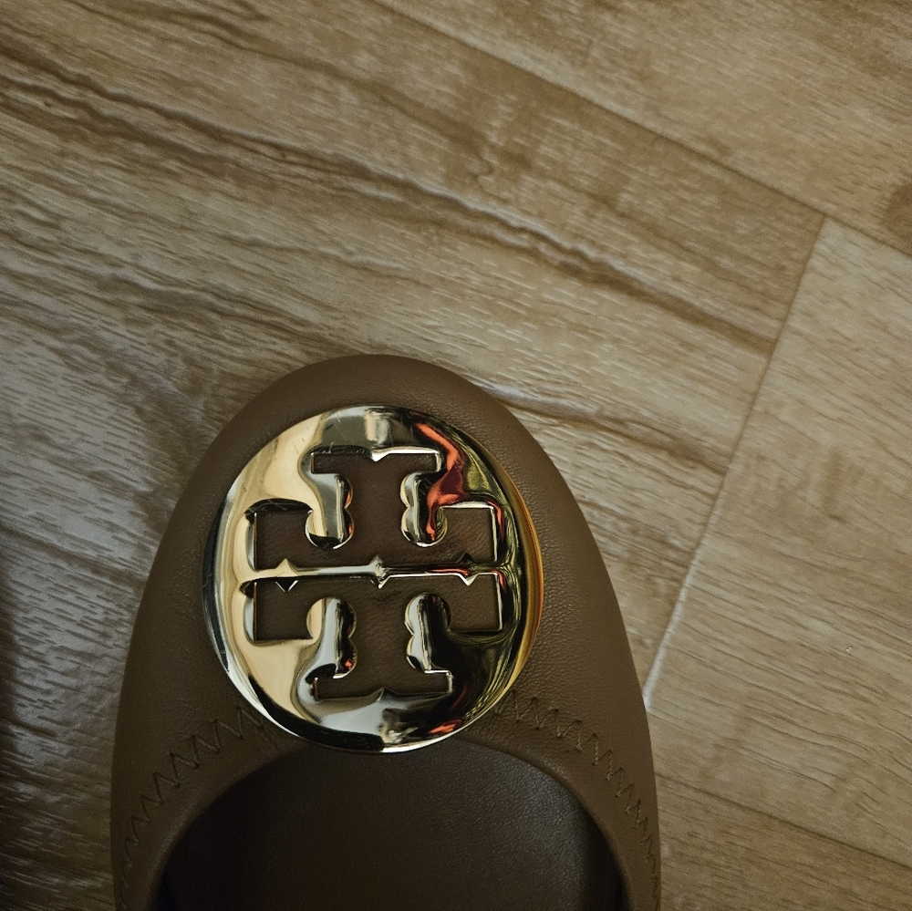 Tory Burch Travel Ballet Flats, Tan Leather with Gold Logo, Size 6 - Picture 6 of 7